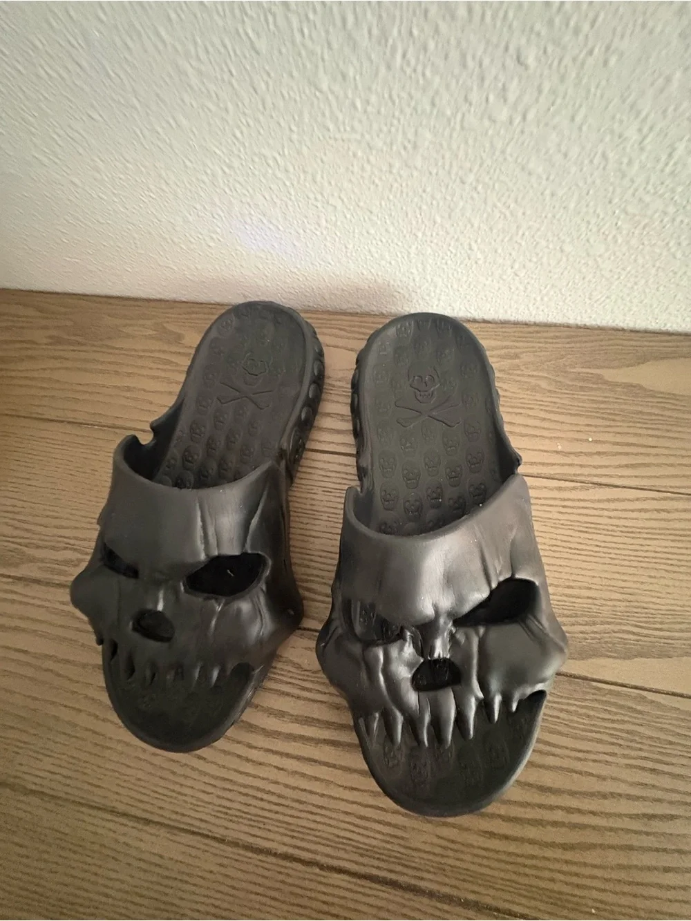 Brand new Black skull slides with skull design #skater #goth